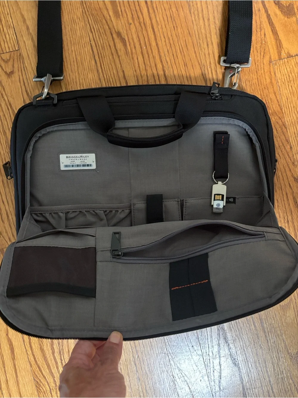 Briggs & Riley Black Laptop Messenger Bag with Adjustable Strap VB 104.4